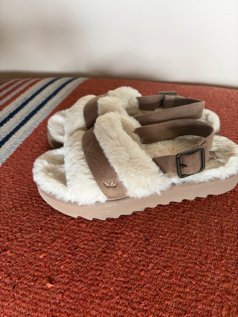 Koolaburra Ugg Womens Sandals Slippers Sz 6 Suede Soft Natural Fur Fuzzy Comfort